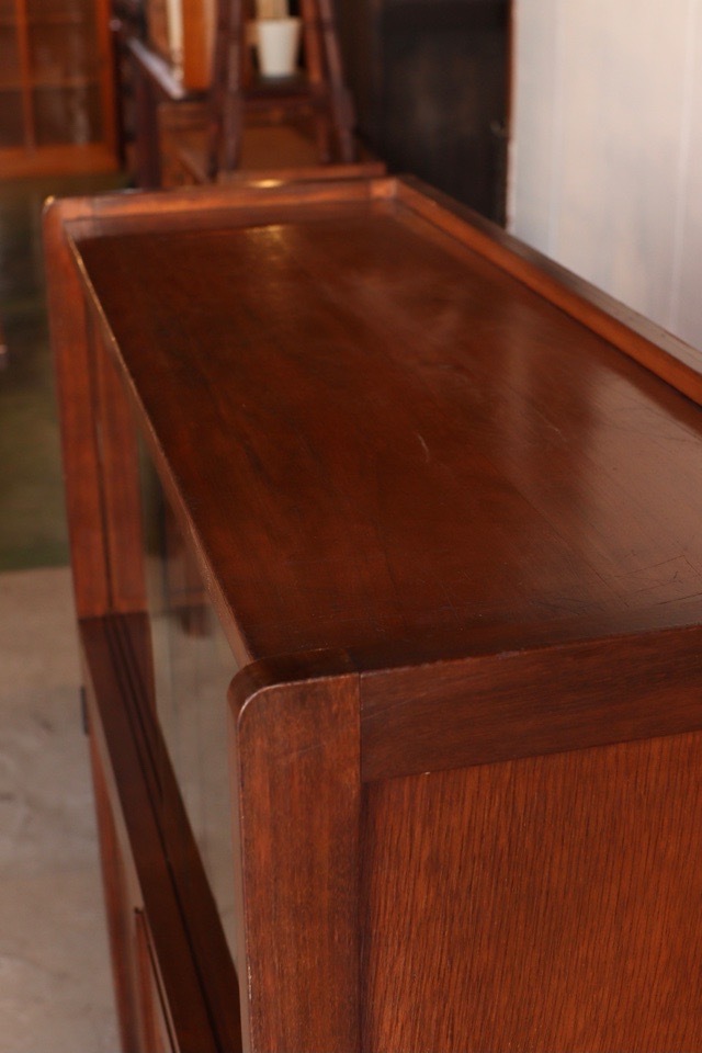 モールガラスの戸棚