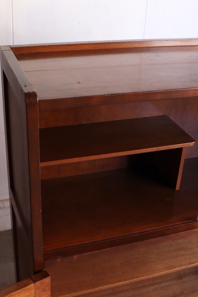 モールガラスの戸棚