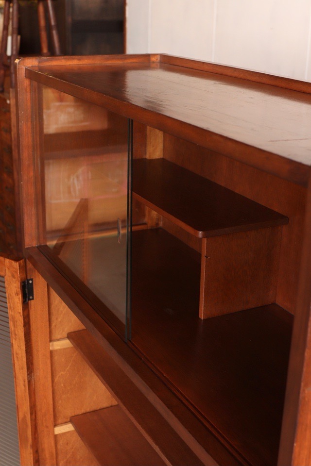 モールガラスの戸棚