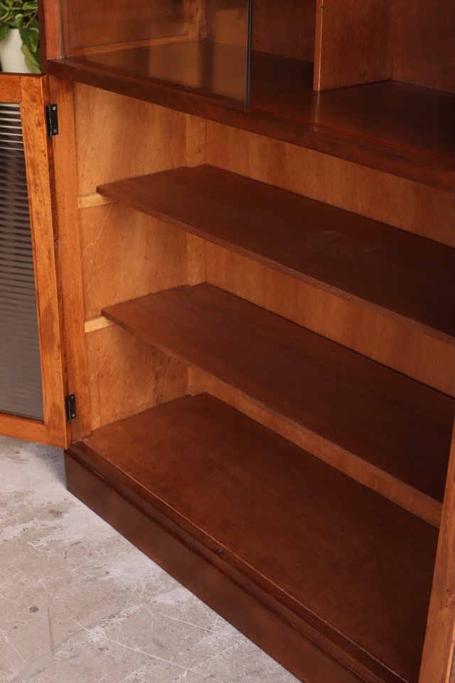 モールガラスの戸棚