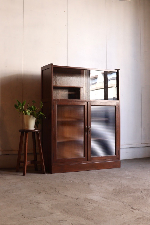 モールガラスの戸棚