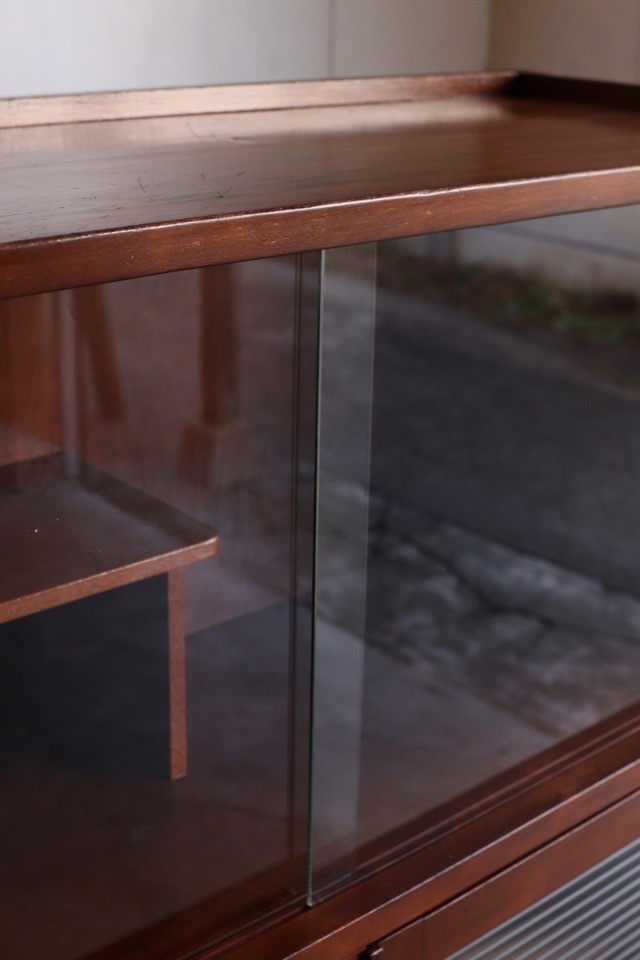 モールガラスの戸棚