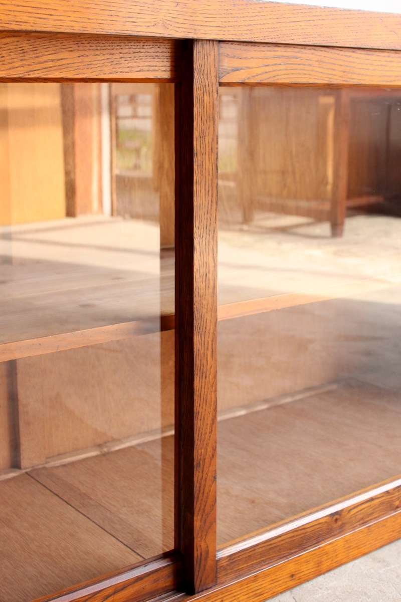 横長のガラス引戸棚