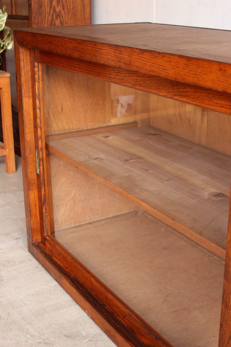 横長のガラス引戸棚