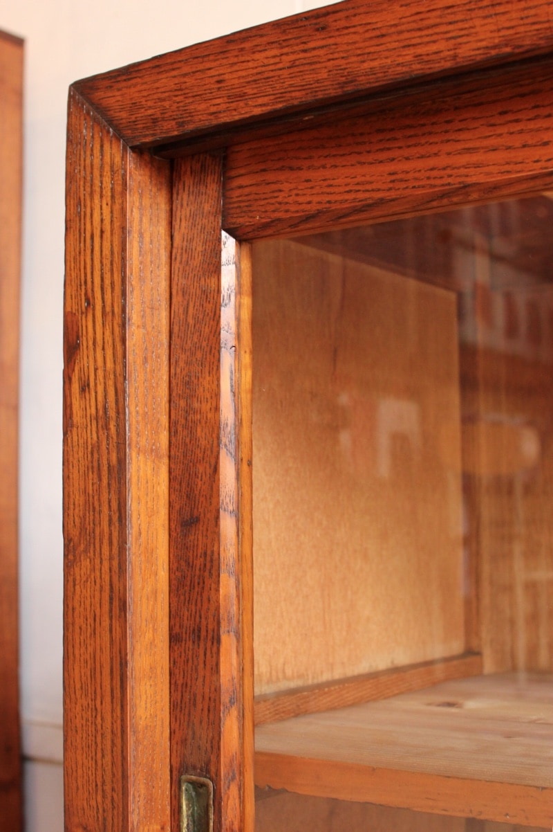 横長のガラス引戸棚