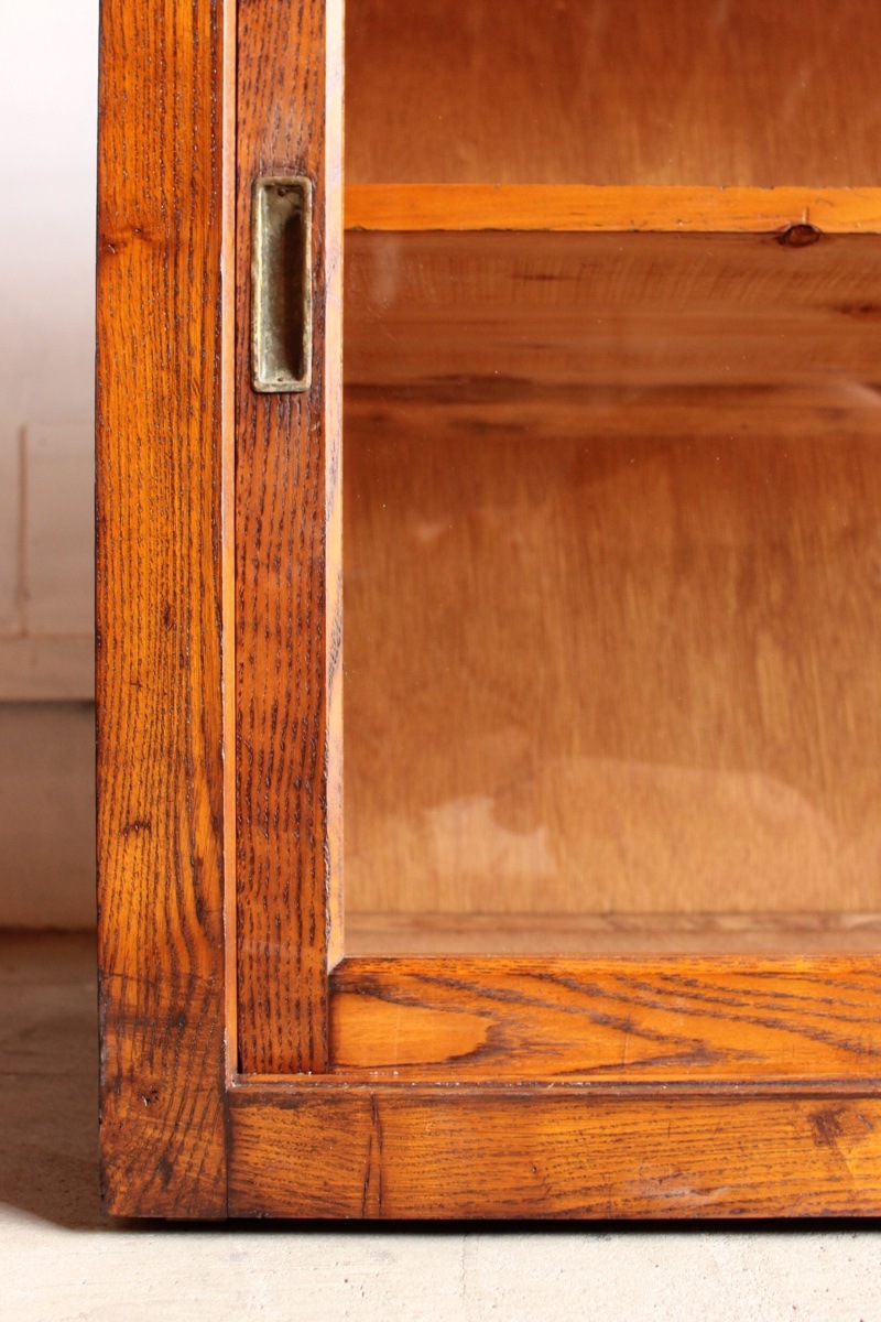 横長のガラス引戸棚