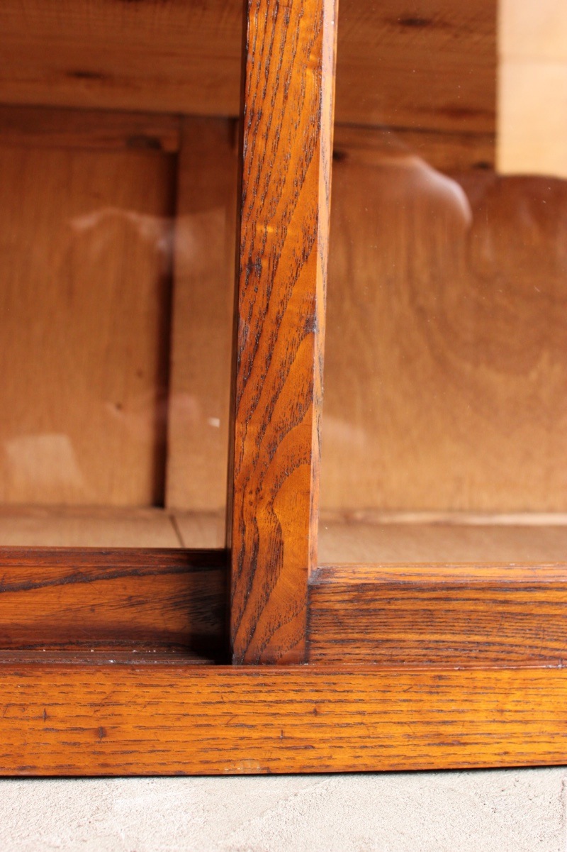 横長のガラス引戸棚