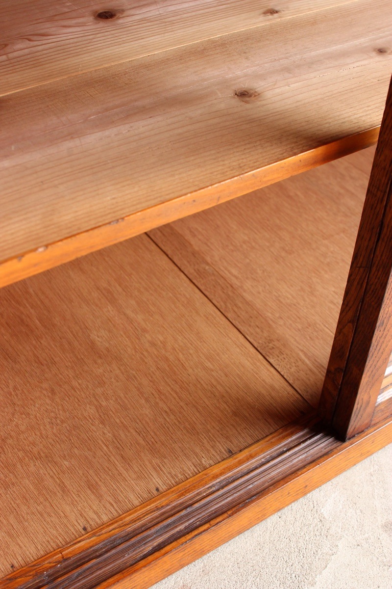 横長のガラス引戸棚