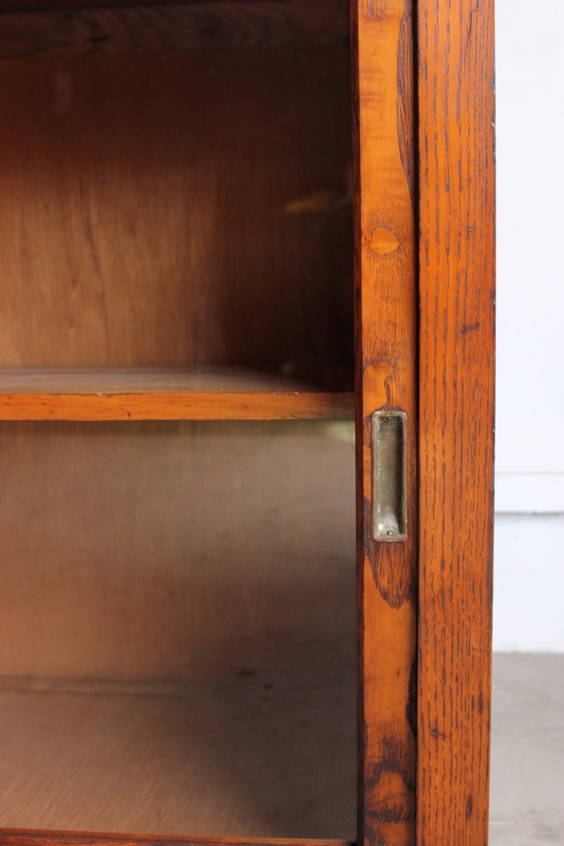 横長のガラス引戸棚