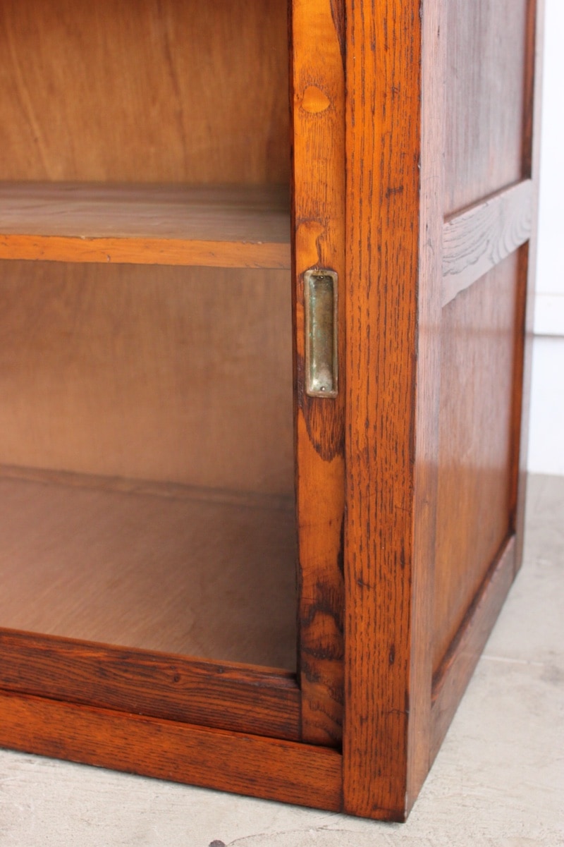 横長のガラス引戸棚