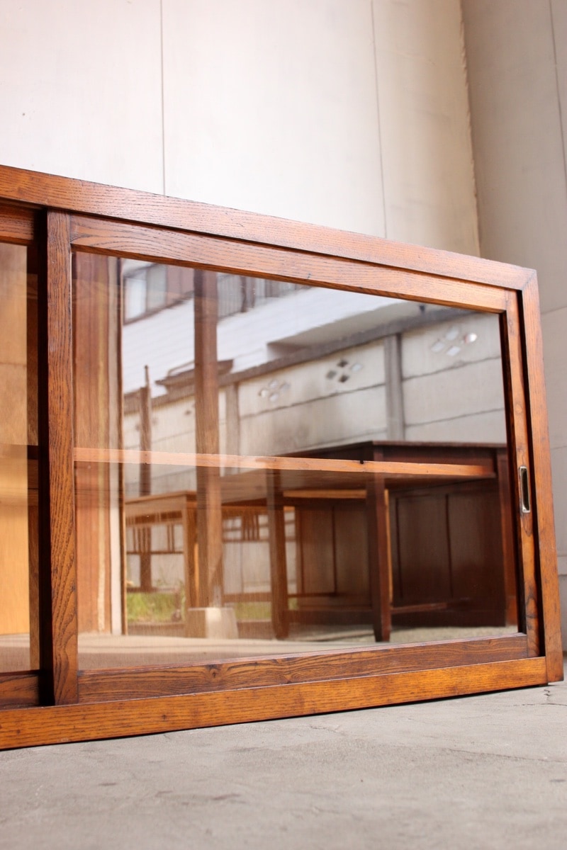 横長のガラス引戸棚