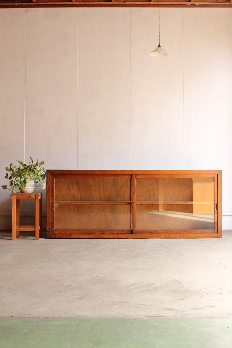 横長のガラス引戸棚