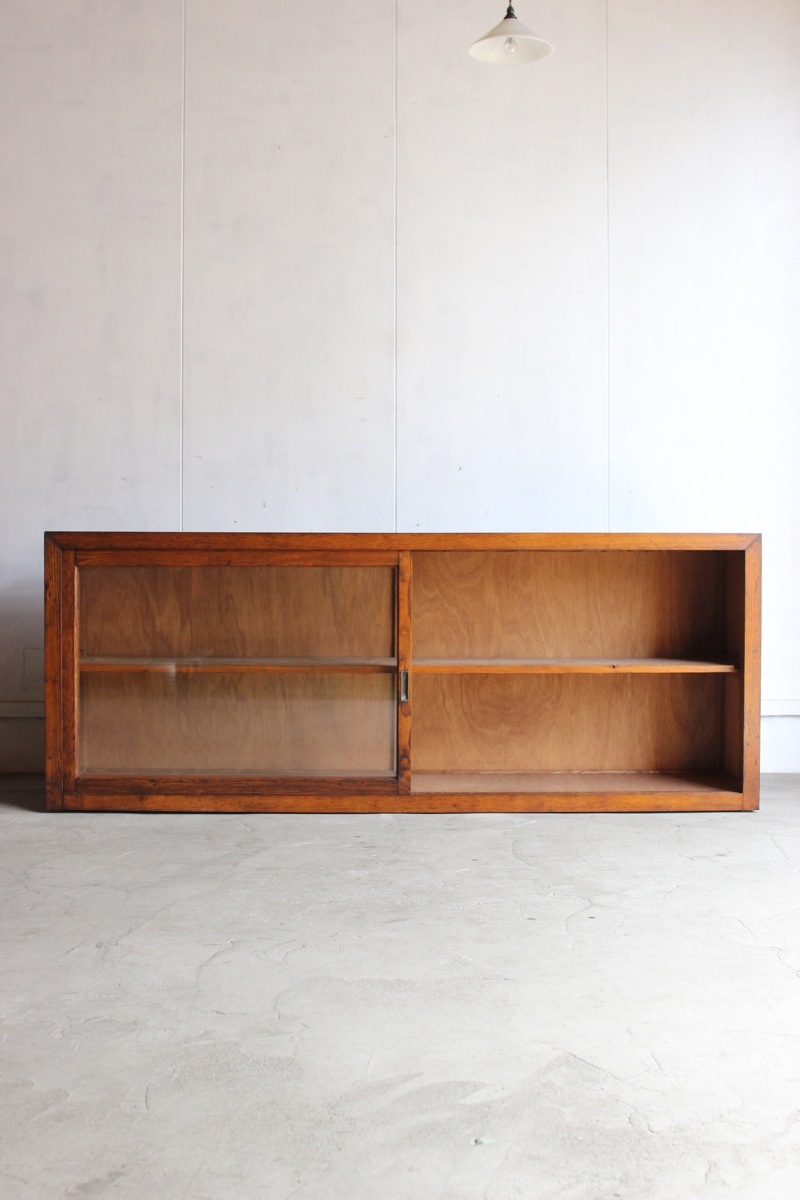 横長のガラス引戸棚