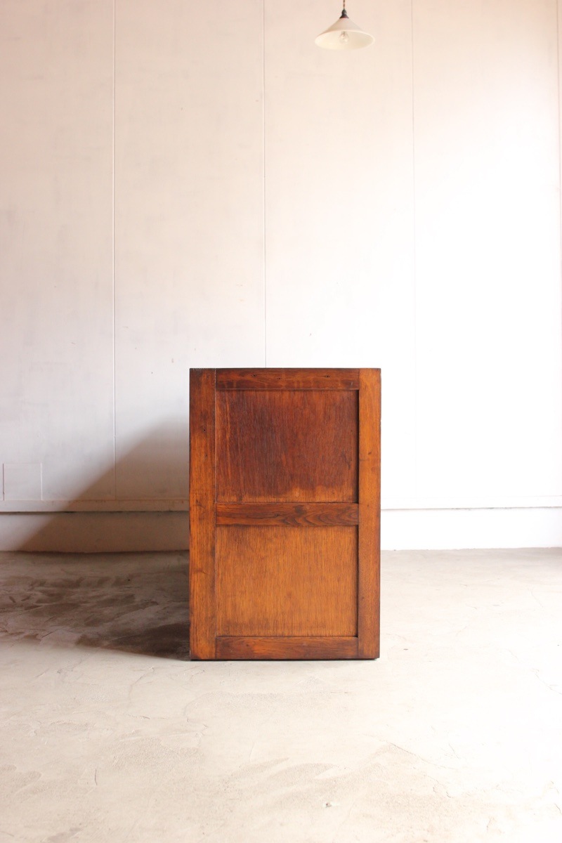 横長のガラス引戸棚