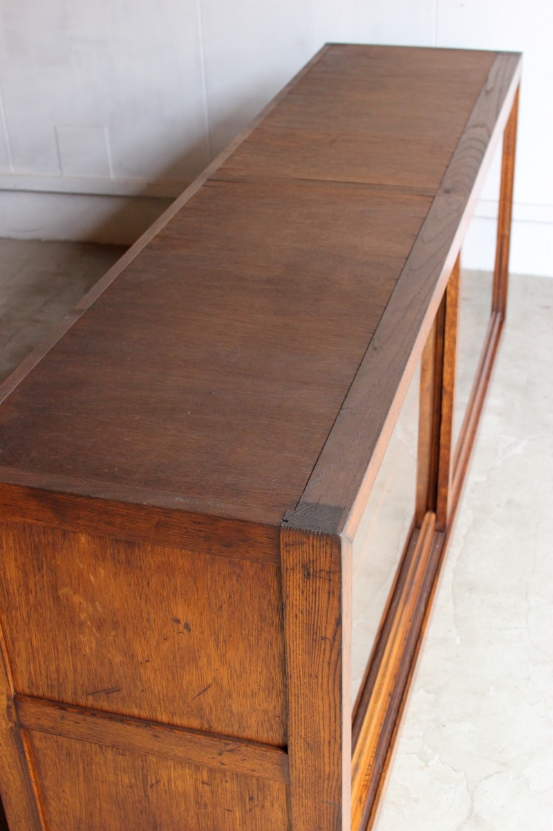 横長のガラス引戸棚