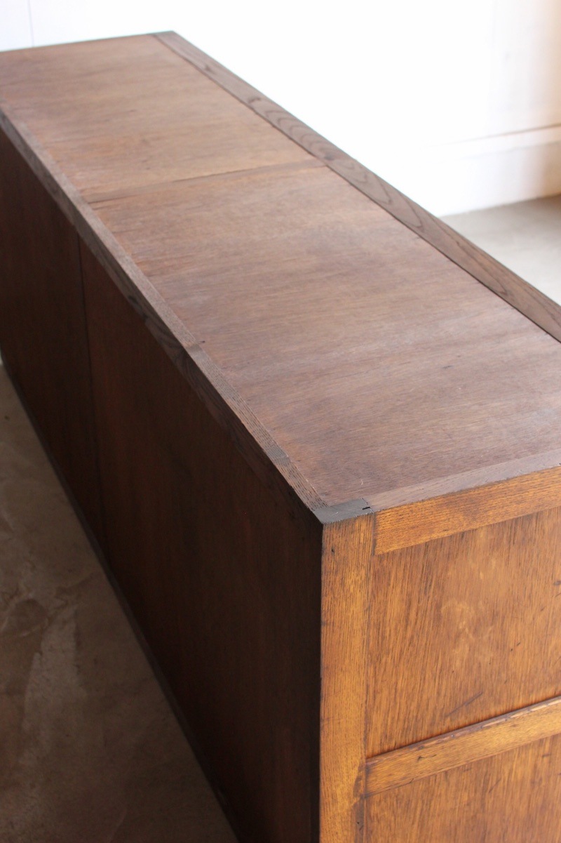 横長のガラス引戸棚