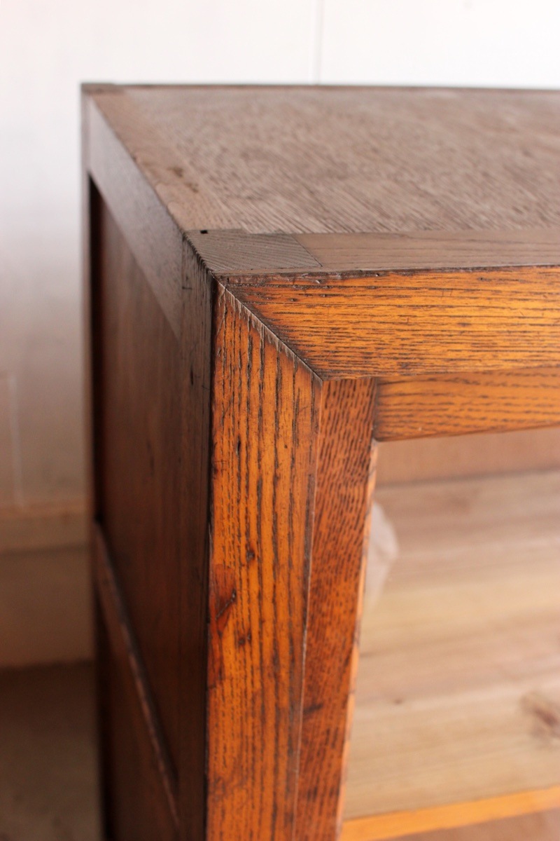 横長のガラス引戸棚