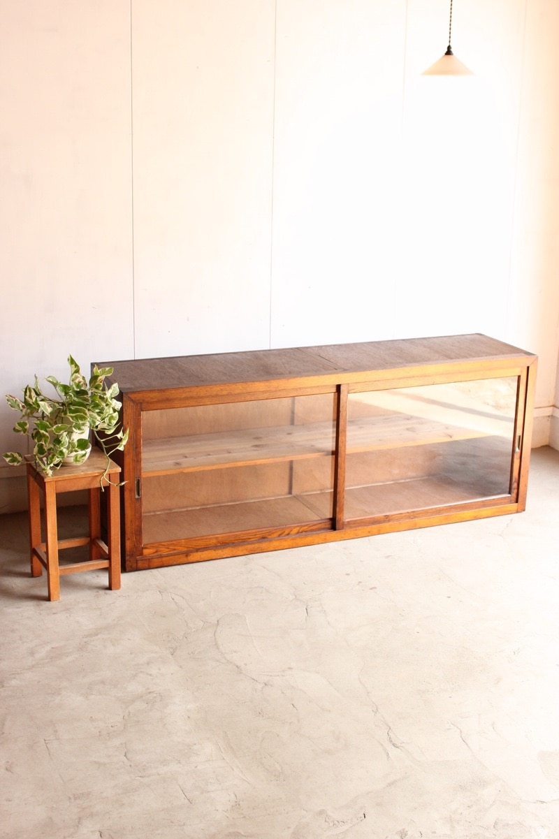 横長のガラス引戸棚