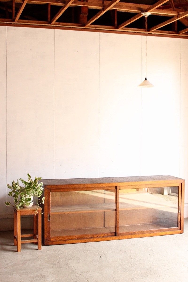 横長のガラス引戸棚