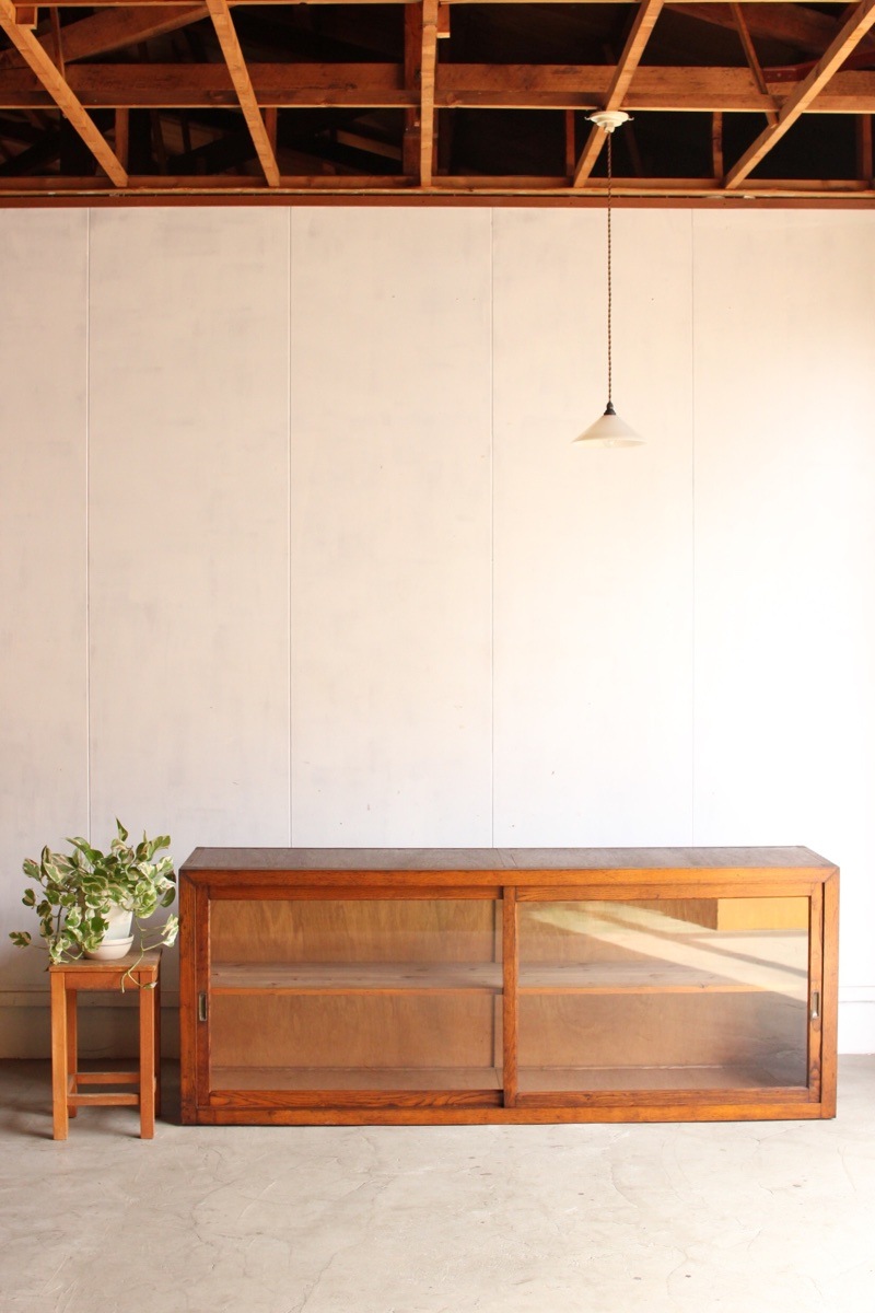 横長のガラス引戸棚