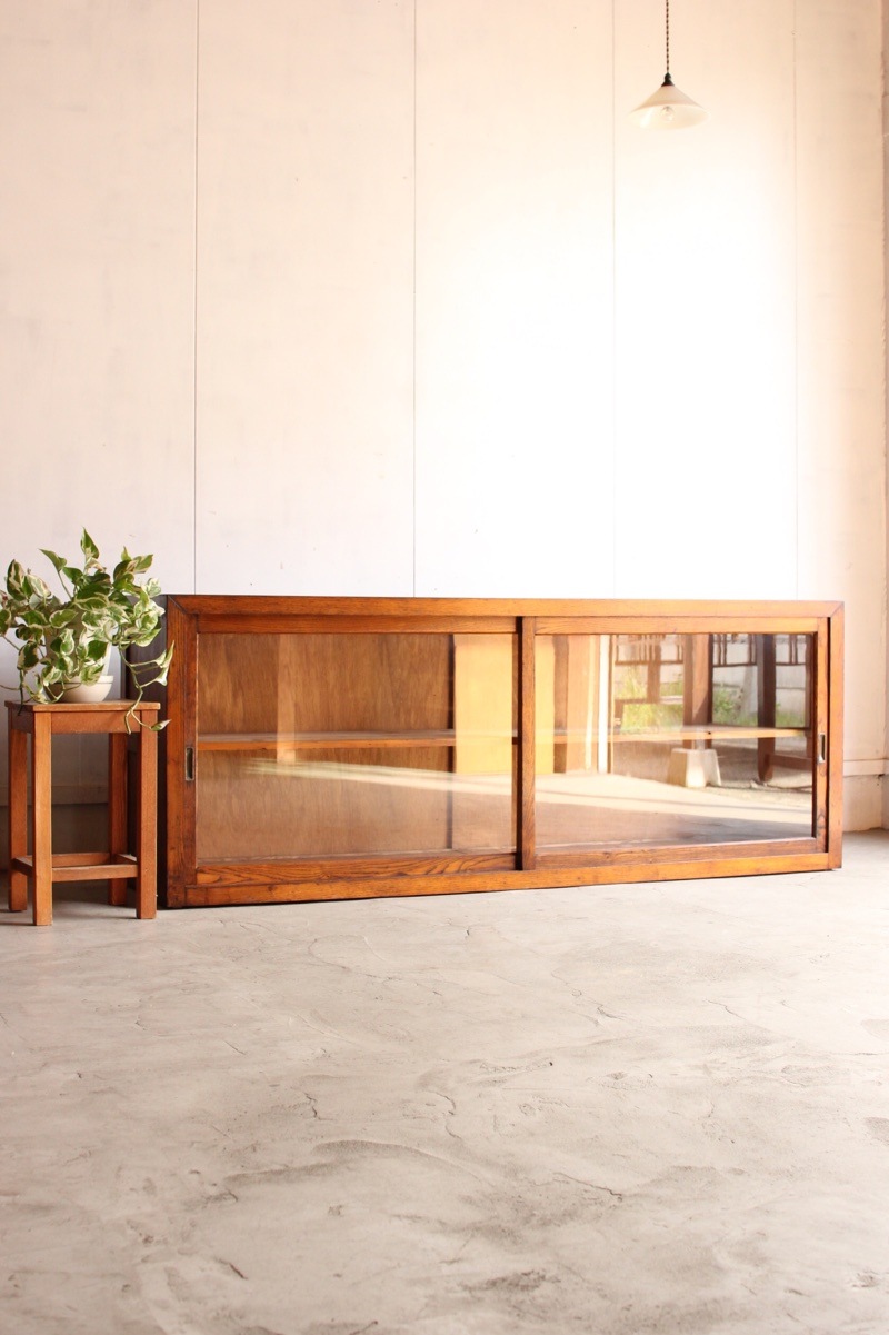 横長のガラス引戸棚