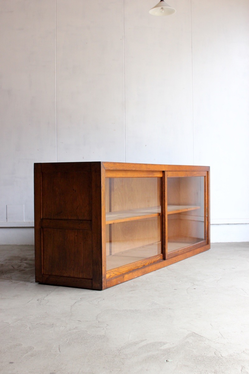 横長のガラス引戸棚