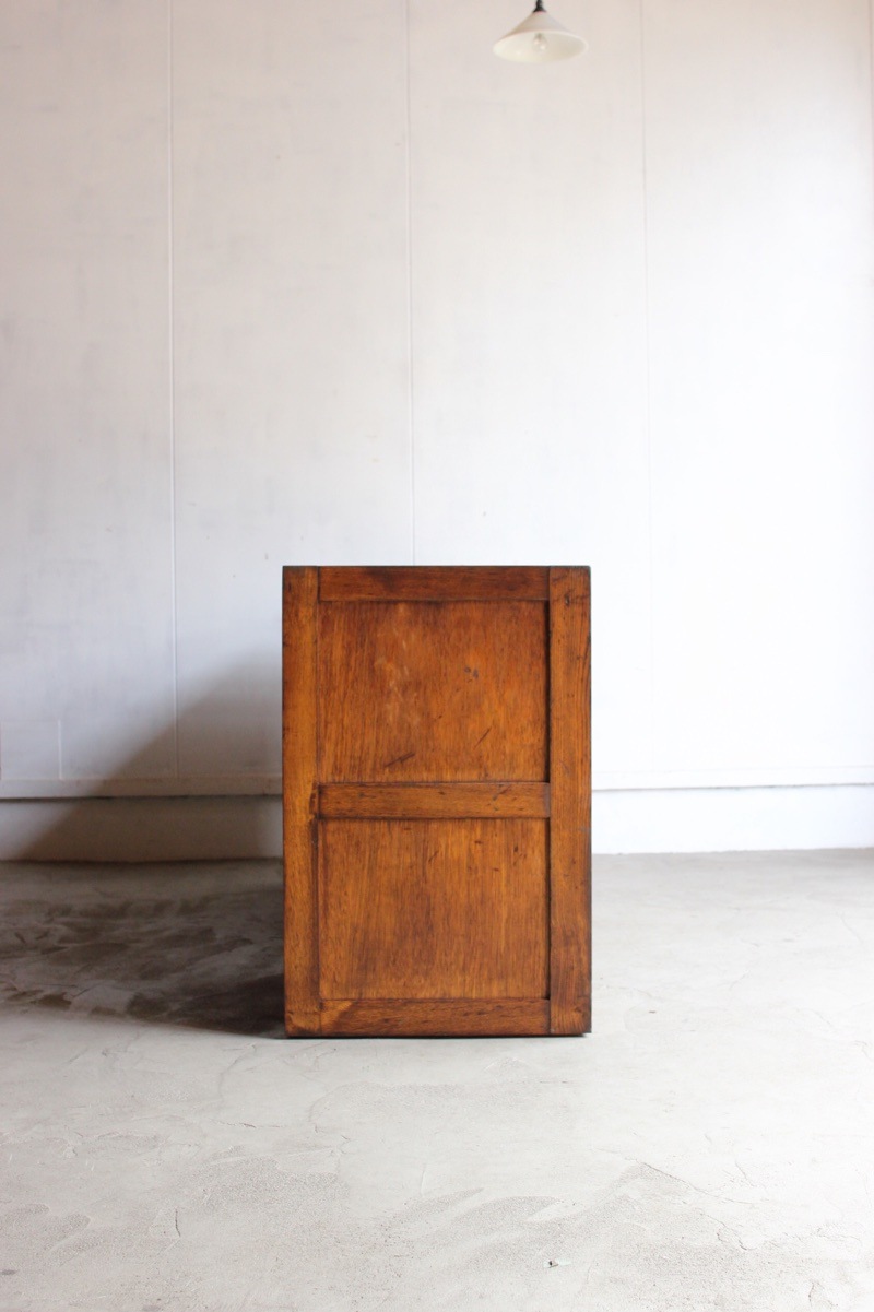 横長のガラス引戸棚