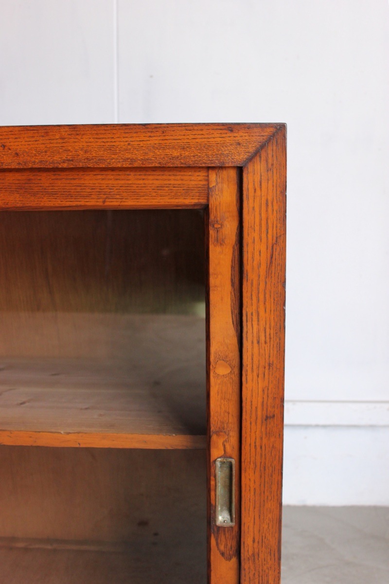 横長のガラス引戸棚