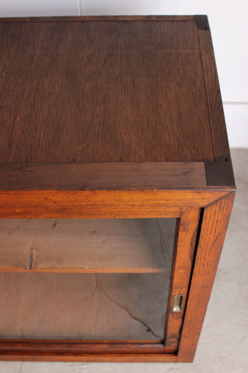 横長のガラス引戸棚