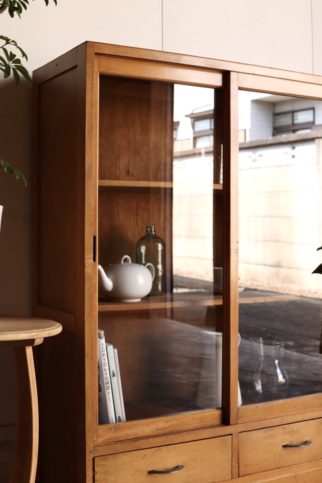 ガラス引戸棚