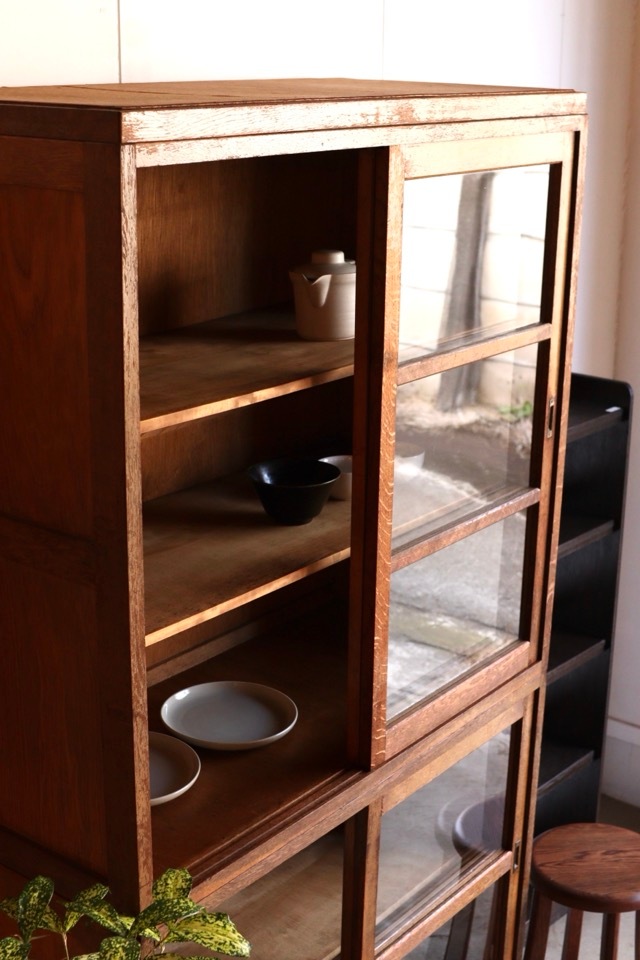 ガラス引戸棚