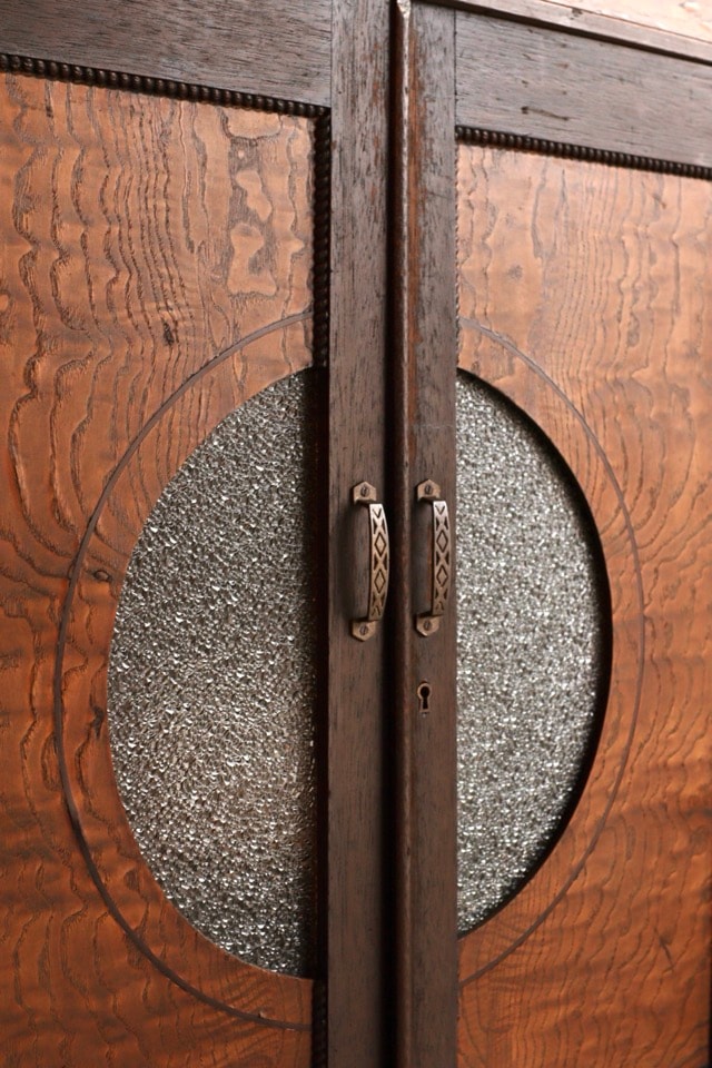 ダイヤガラスの戸棚