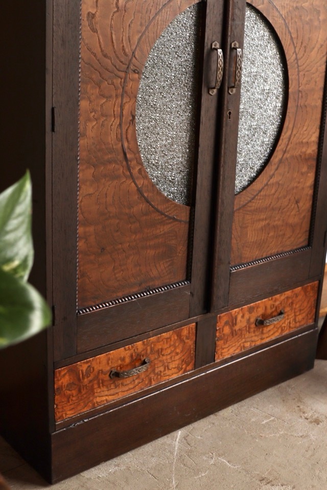 ダイヤガラスの戸棚