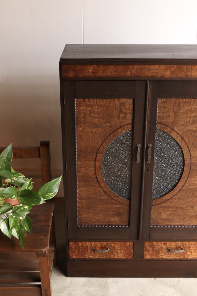 ダイヤガラスの戸棚