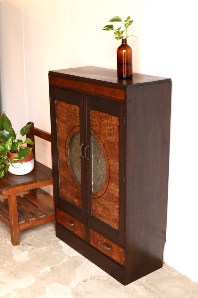 ダイヤガラスの戸棚