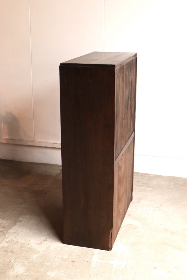 ダイヤガラスの戸棚