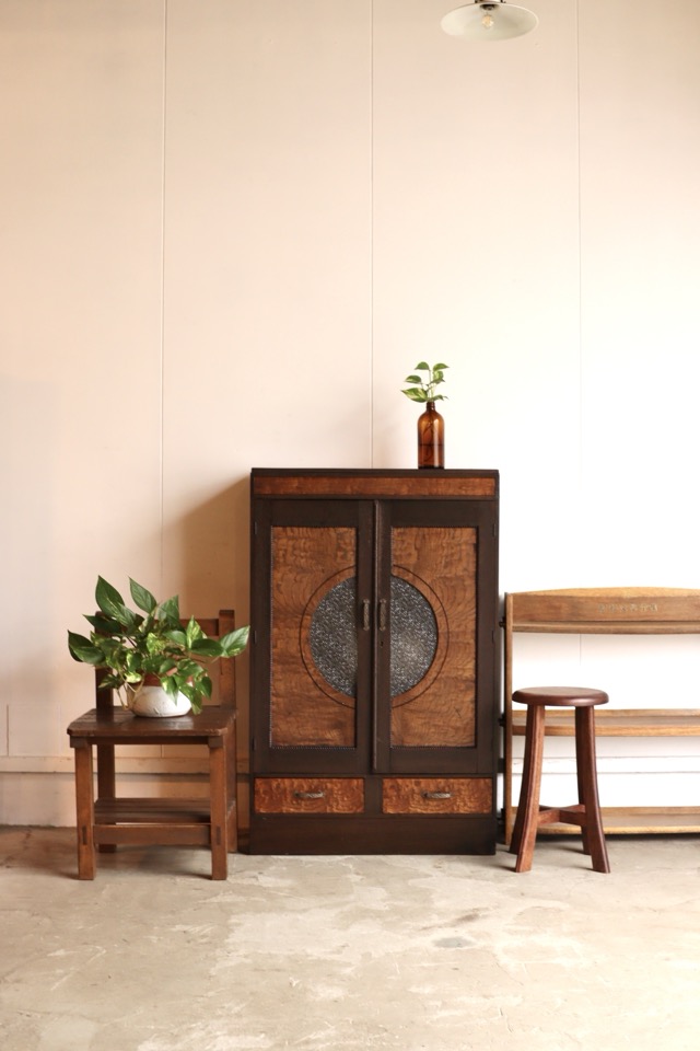 ダイヤガラスの戸棚