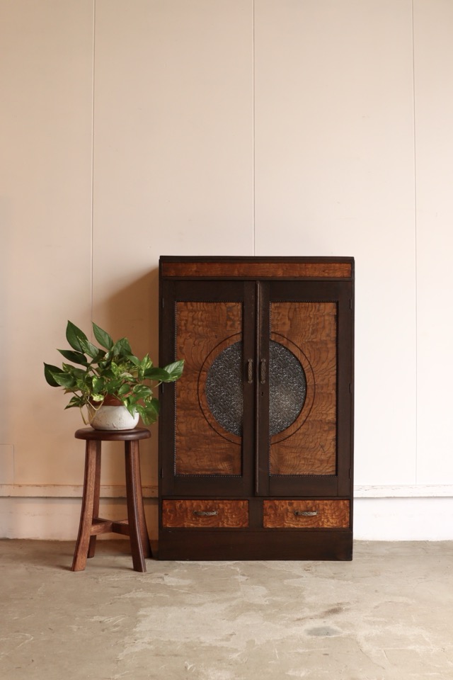 ダイヤガラスの戸棚