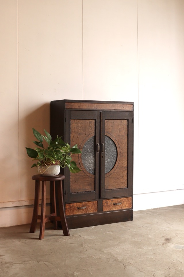 ダイヤガラスの戸棚