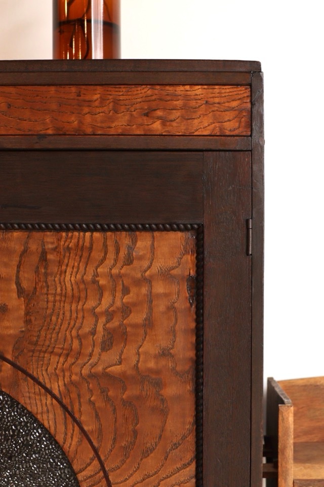 ダイヤガラスの戸棚