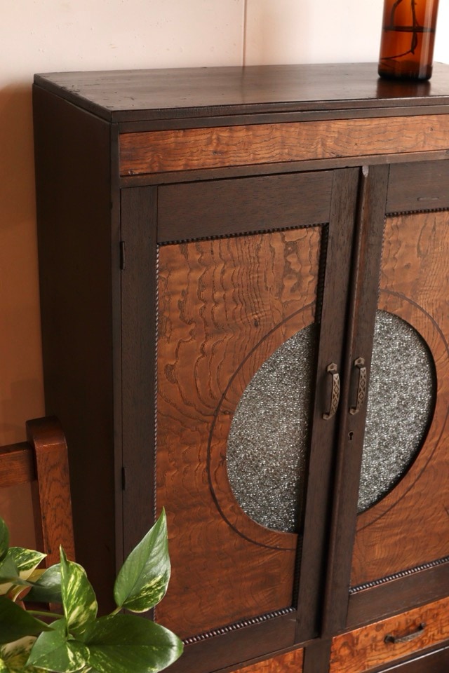 ダイヤガラスの戸棚