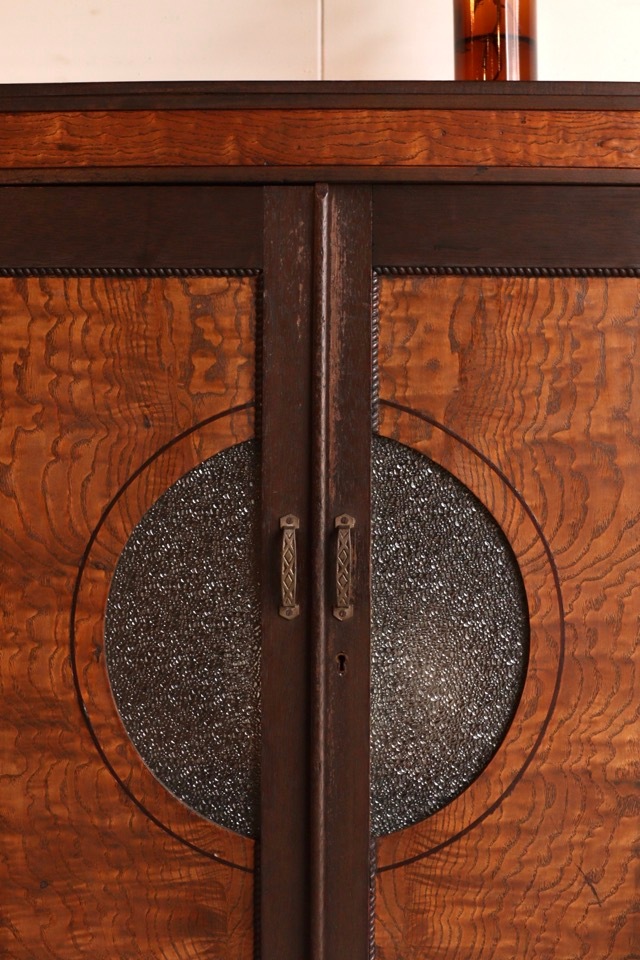 ダイヤガラスの戸棚