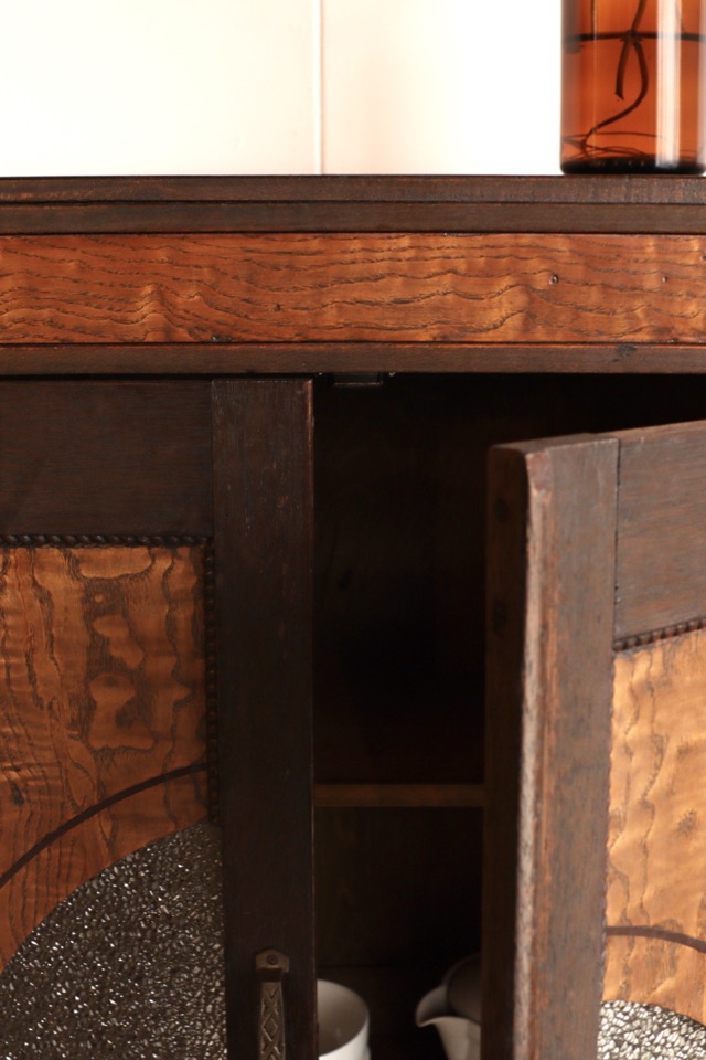 ダイヤガラスの戸棚