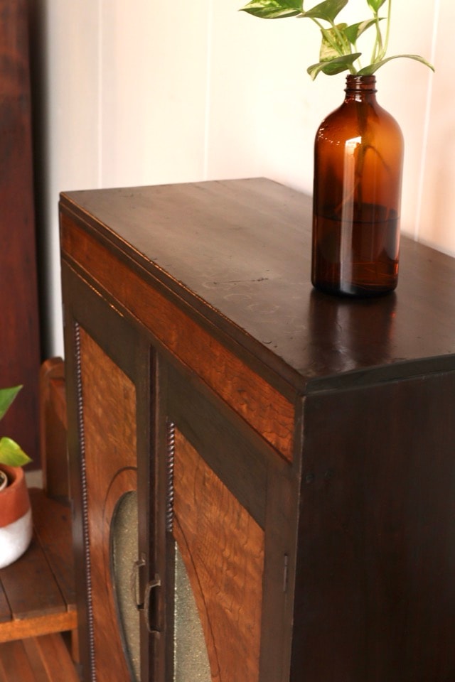 ダイヤガラスの戸棚