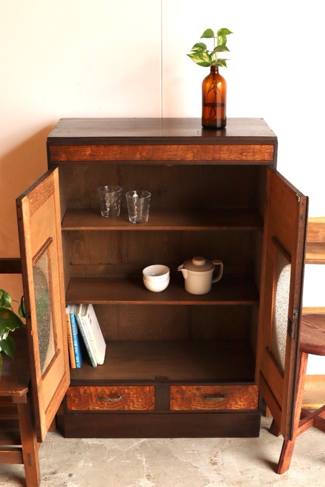 ダイヤガラスの戸棚