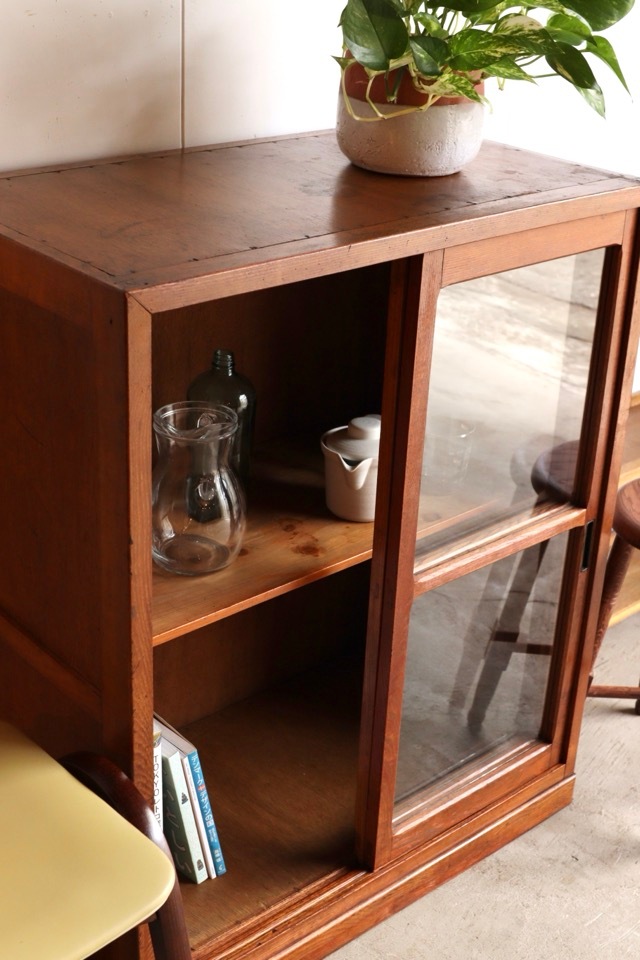 ガラス引戸棚