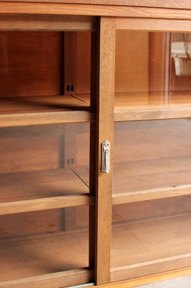 横長ガラス引戸棚