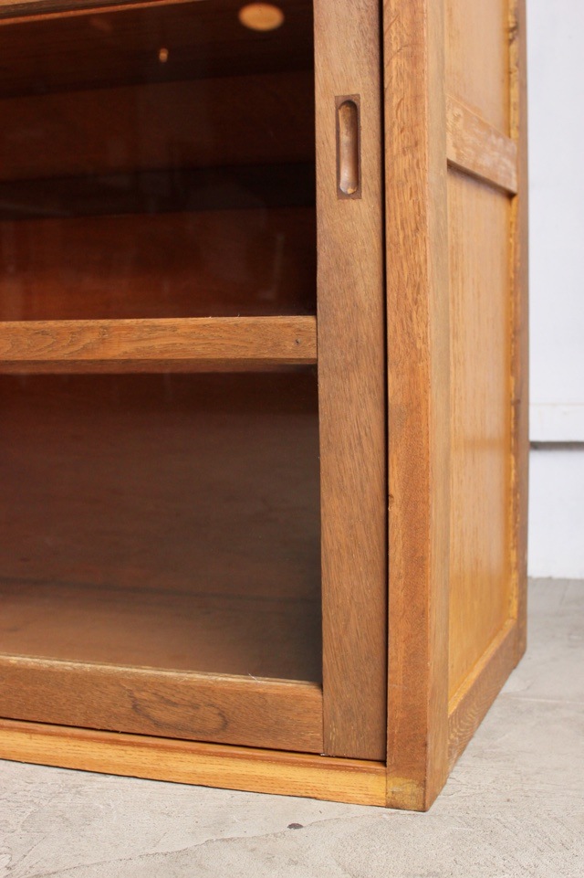 横長ガラス引戸棚