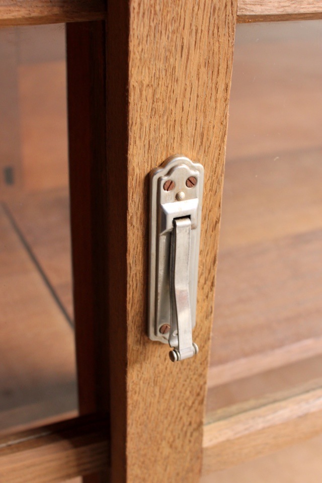 横長ガラス引戸棚