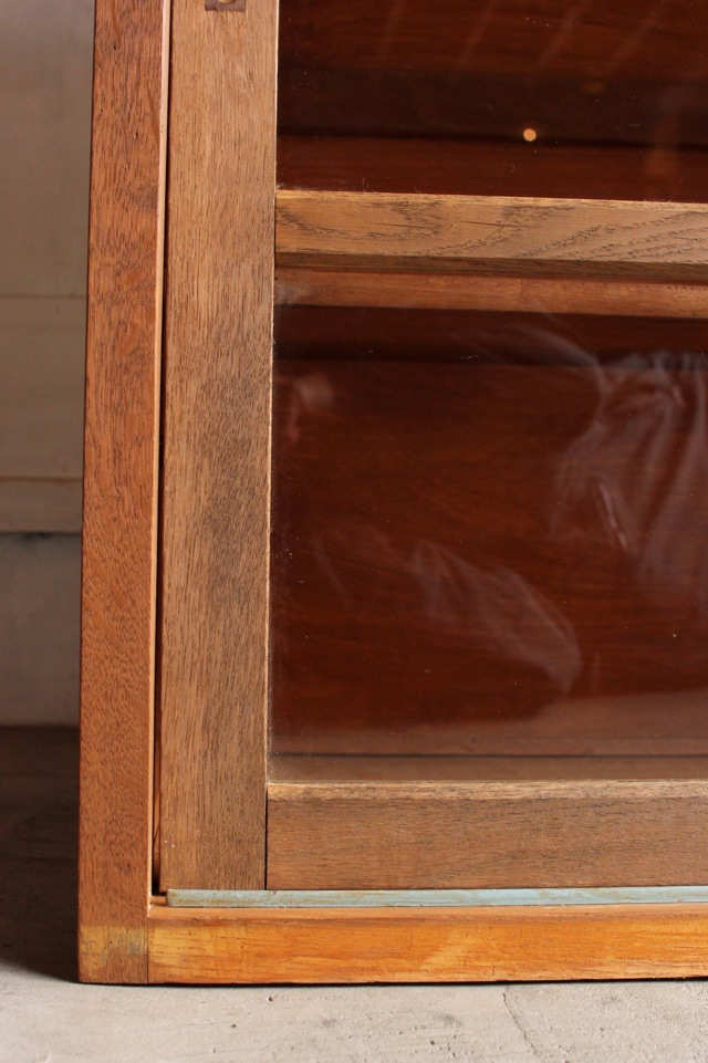 横長ガラス引戸棚